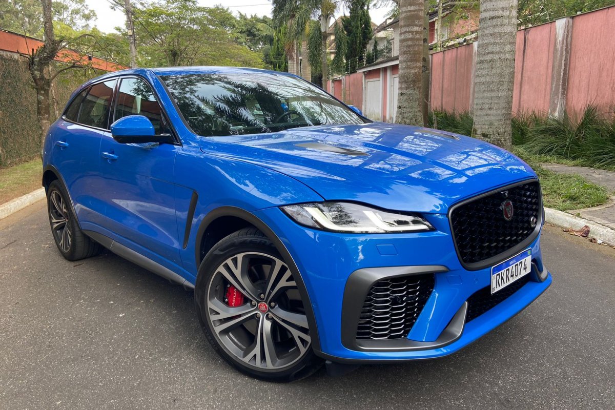 Farol da Bahia testa o Jaguar F-Type SVR com motor V8 de 550cv 
