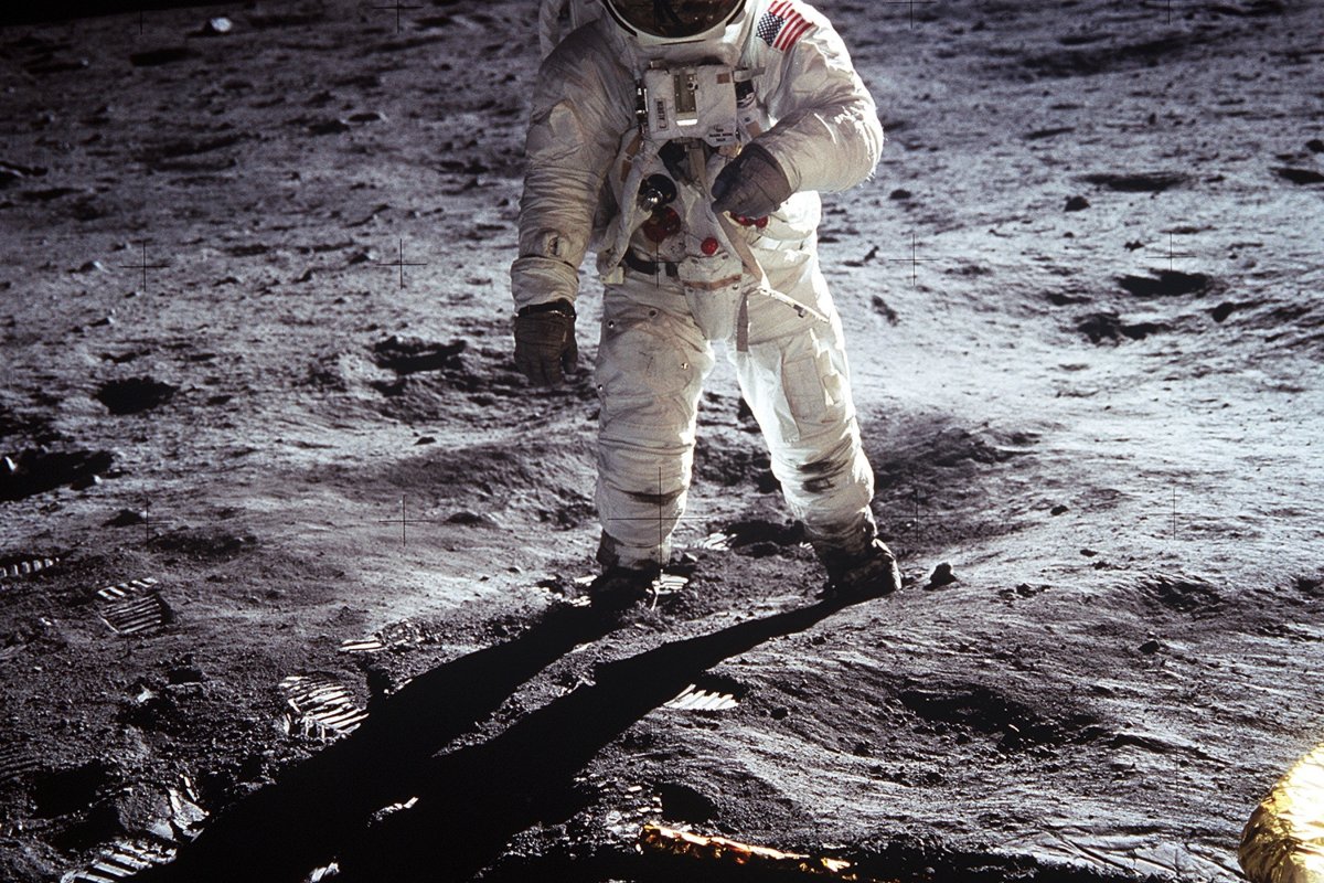 Leilão oferece artefatos usados pelo 2º homem a pisar na lua 