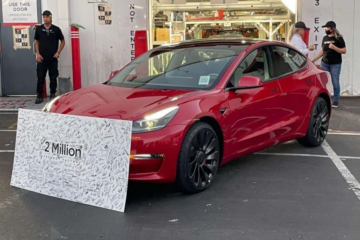 Primeira fábrica da Tesla celebra construção do carro de número 2 milhões
