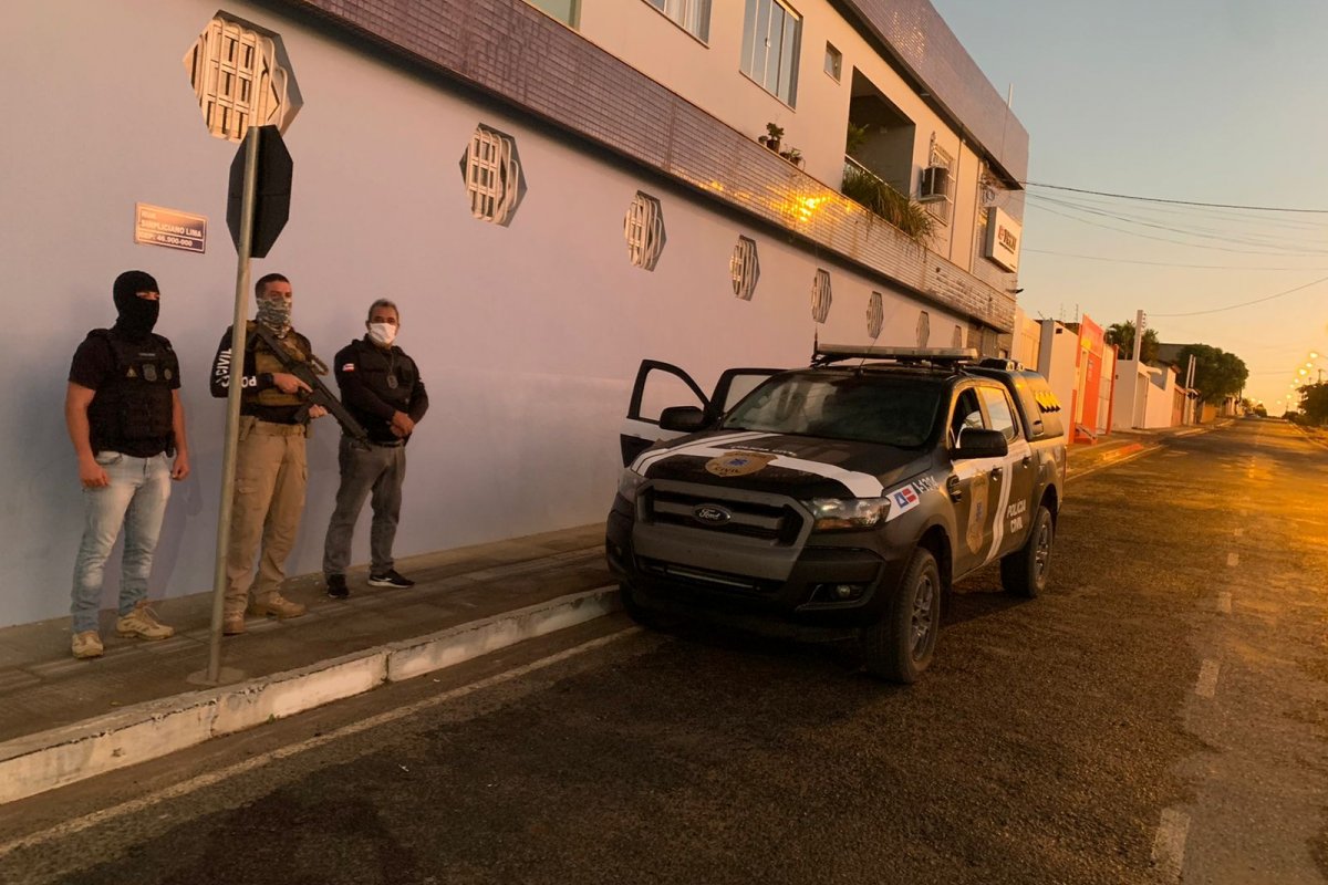 Policiais prendem suspeito de tráfico e apreendem drogas e dinheiro durante operação em Seabra (BA)