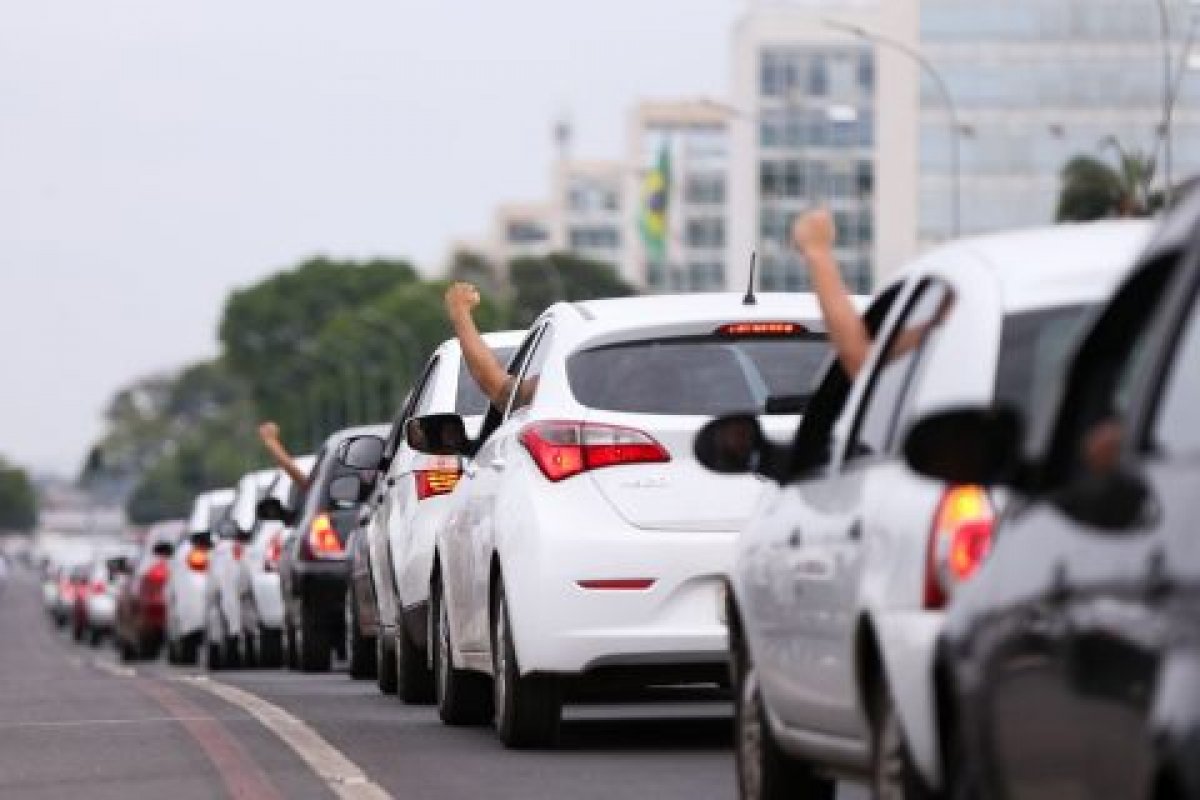 Motoristas de aplicativo realizam carreata em Salvador