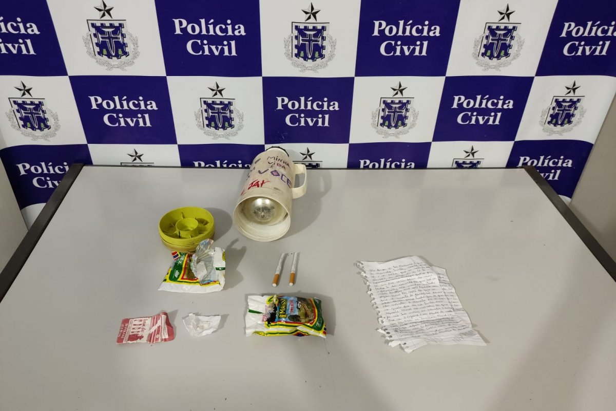 Mulher é presa ao tentar entrar com drogas em delegacia de Mairi