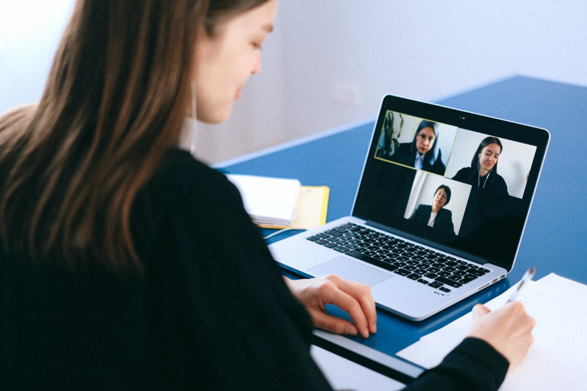Transmissões de reuniões ao vivo pelo YouTube são liberadas pelo Google Meet