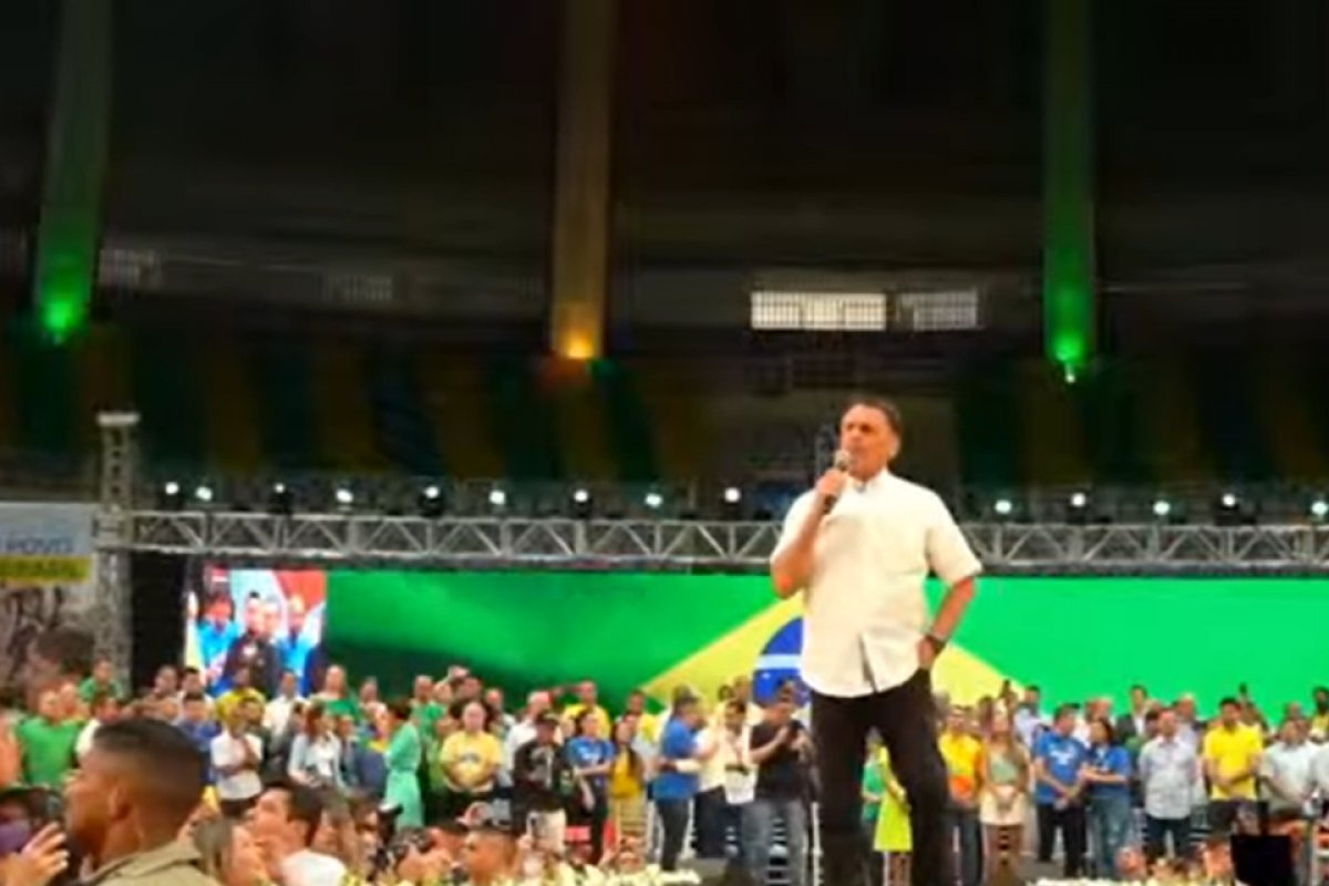 Bolsonaro afirma que alguns brasileiros viveram ditadura durante pandemia da Covid-19
