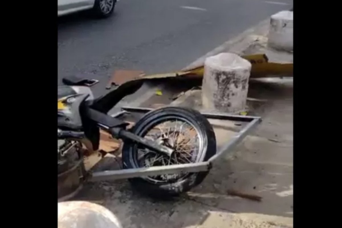 Motociclista morre após batida em muro no bairro de Stella Maris, em Salvador