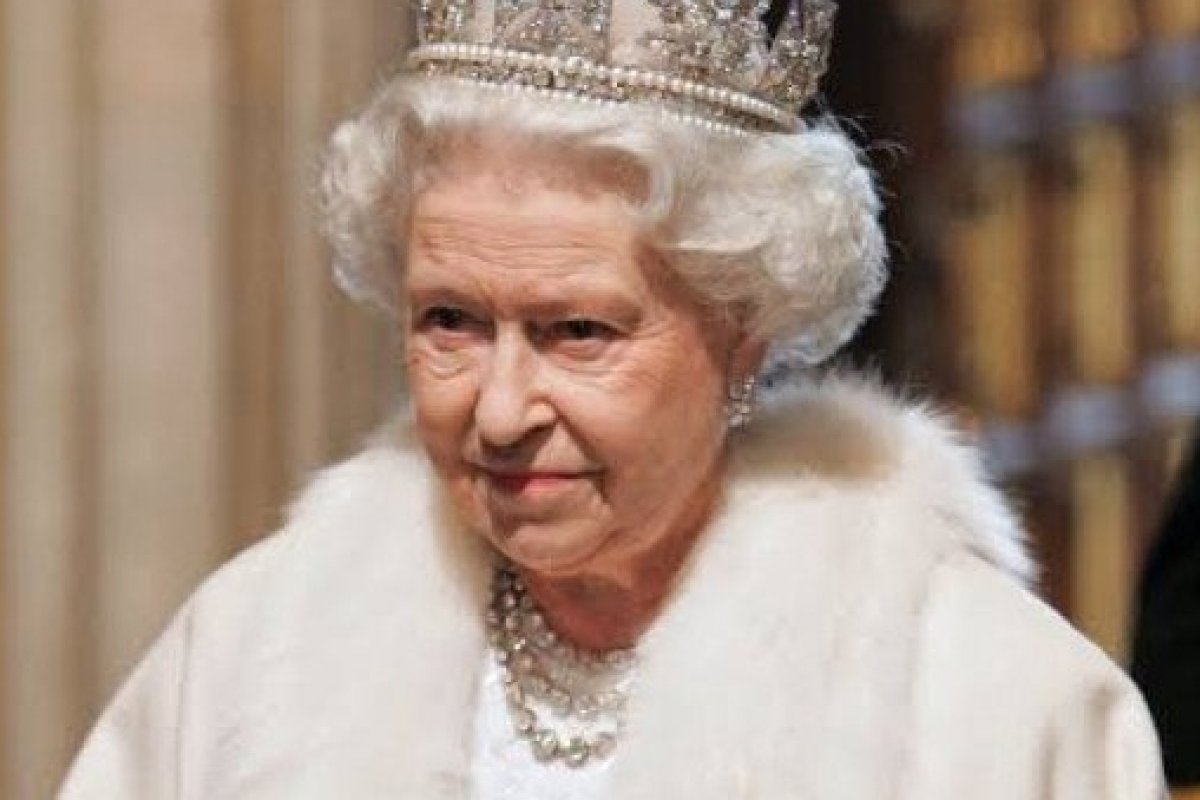 Rainha Elizabeth anuncia o fim da  pele natural em seus futuros looks