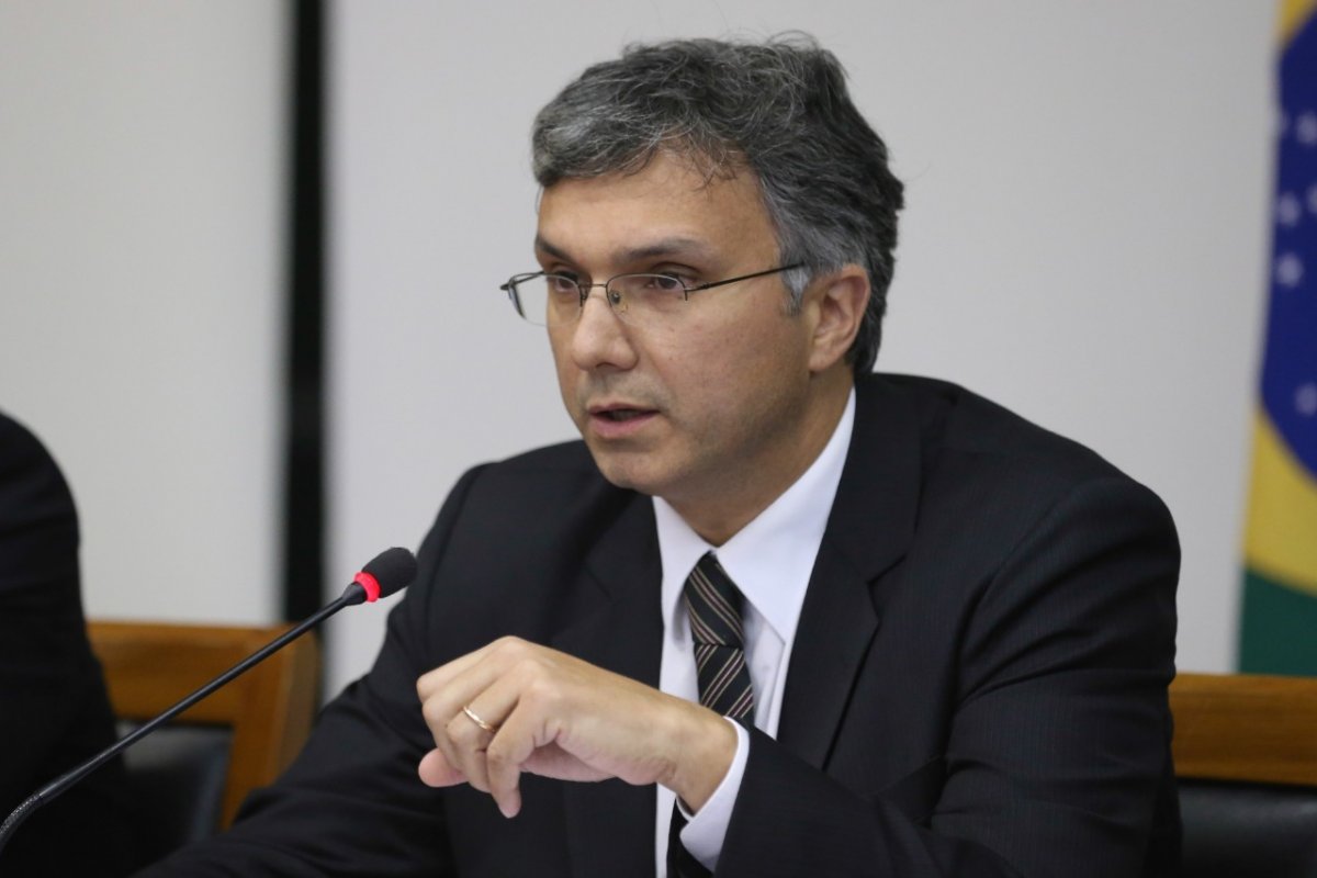 Corte no Orçamento deve ser em saúde e educação, diz secretário
