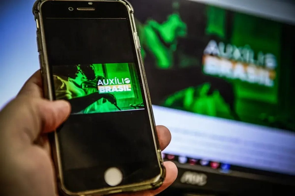 Orçamento prevê Auxílio Brasil de R$ 400 para 2023