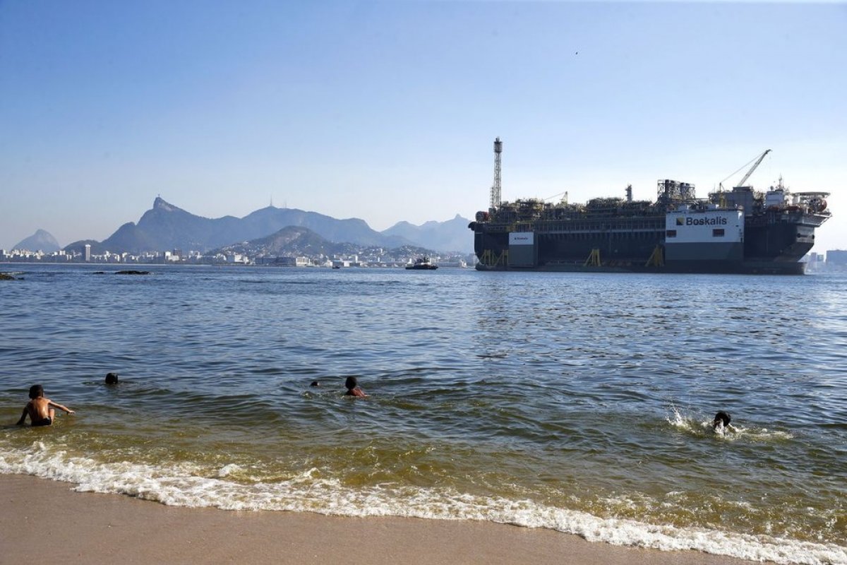 Pré-sal: falta de interesse na compra de blocos faz estados e municípios receberem metade do valor de leilão
