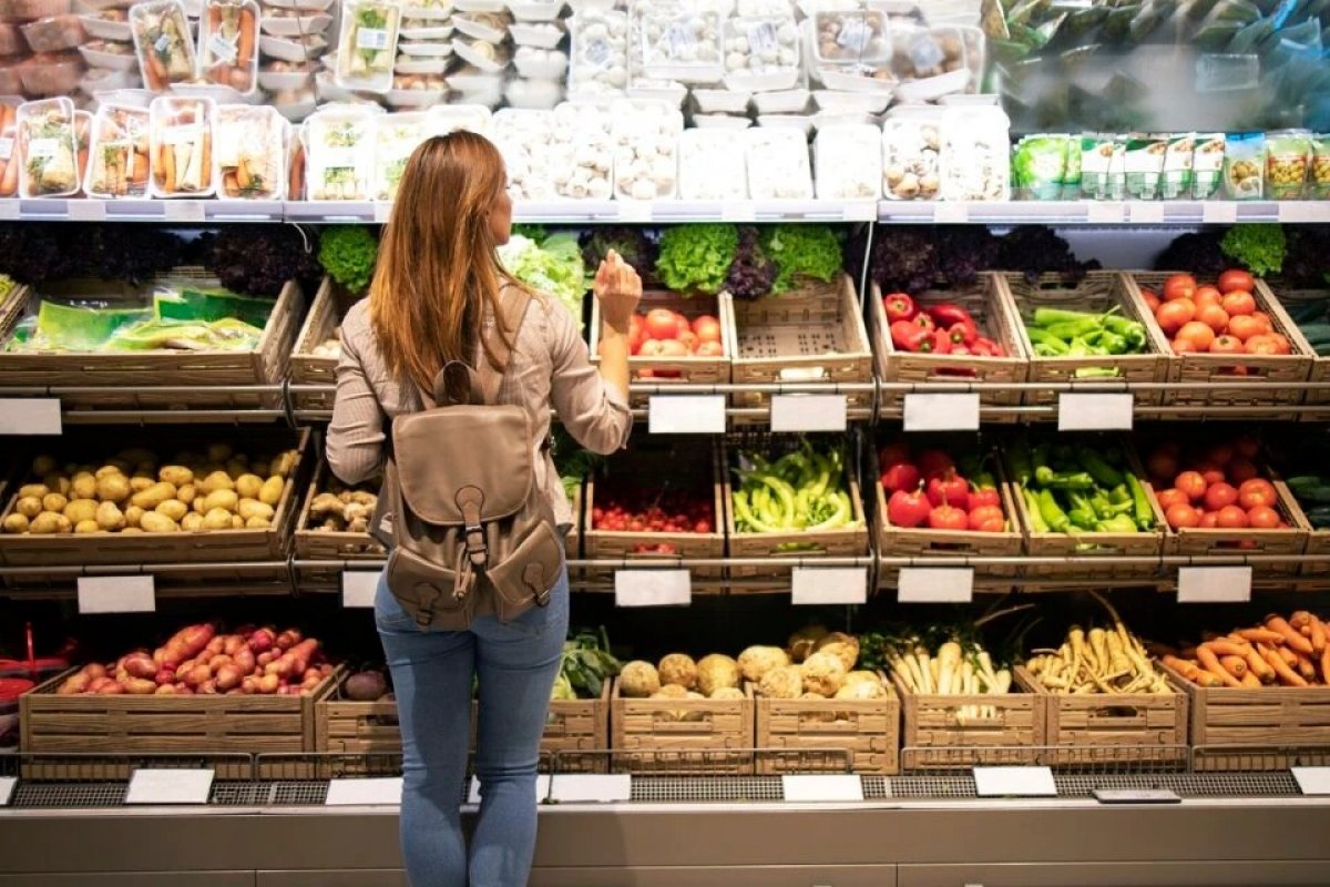  72% dos brasileiros eliminaram algum item da lista de compras do mercado  