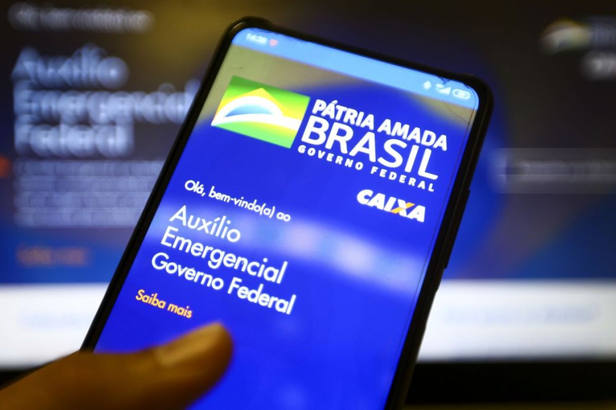 Auxílio emergencial foi pago a 135 mil mortos, aponta CGU
