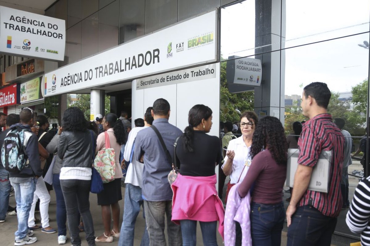 Taxa de desemprego registra recuo de 1,8 ponto percentual e cai para 9,3%, diz IBGE