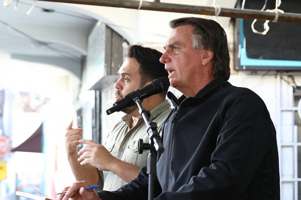 Bolsonaro chama de 'cara de pau' e 'sem caráter' signatários da carta pela democracia