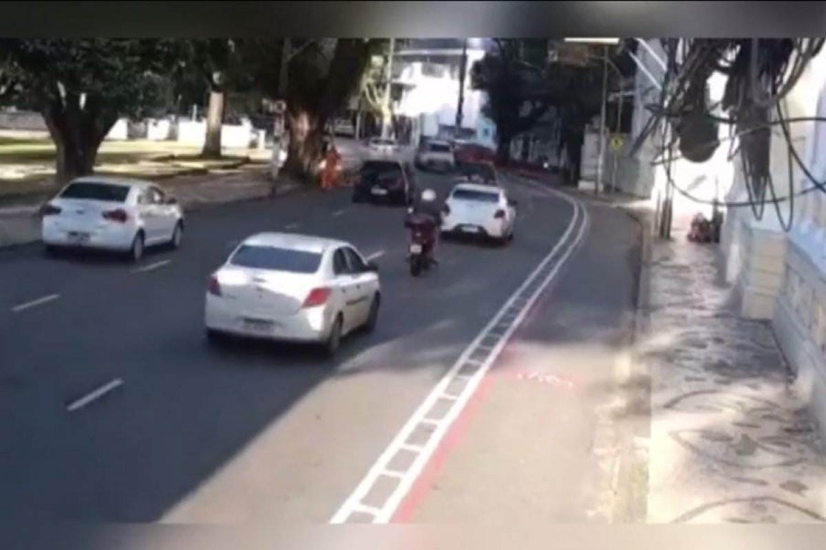 Vídeo: confira o momento em que adolescente é atingida por disparo durante assalto nesta terça
