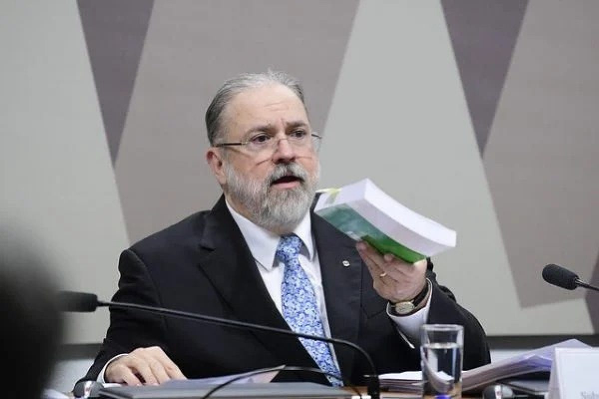 PSOL decide pedir impeachment de Augusto Aras, diz coluna
