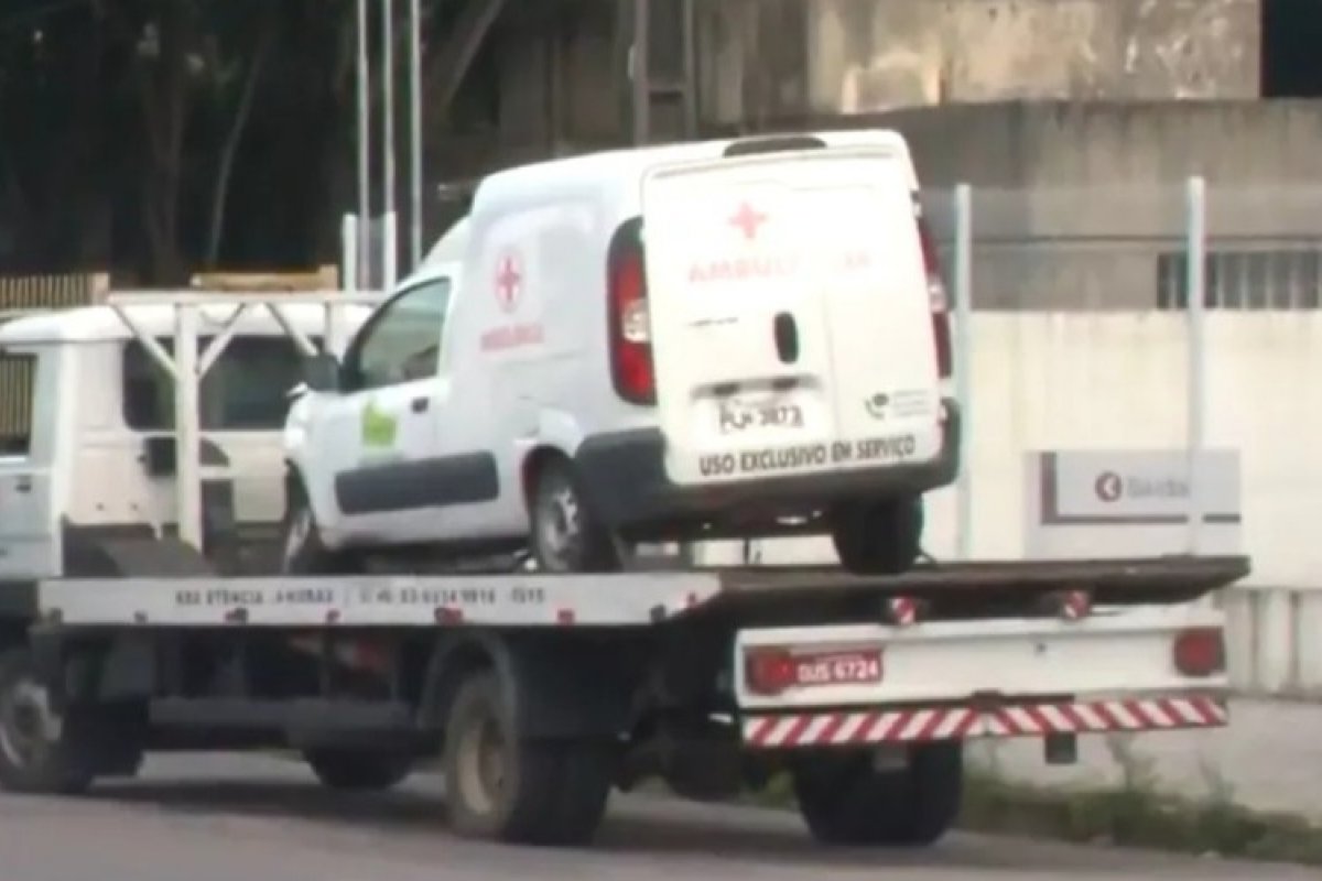 Ambulância e carro de passeio colidem em cruzamento de Feira de Santana