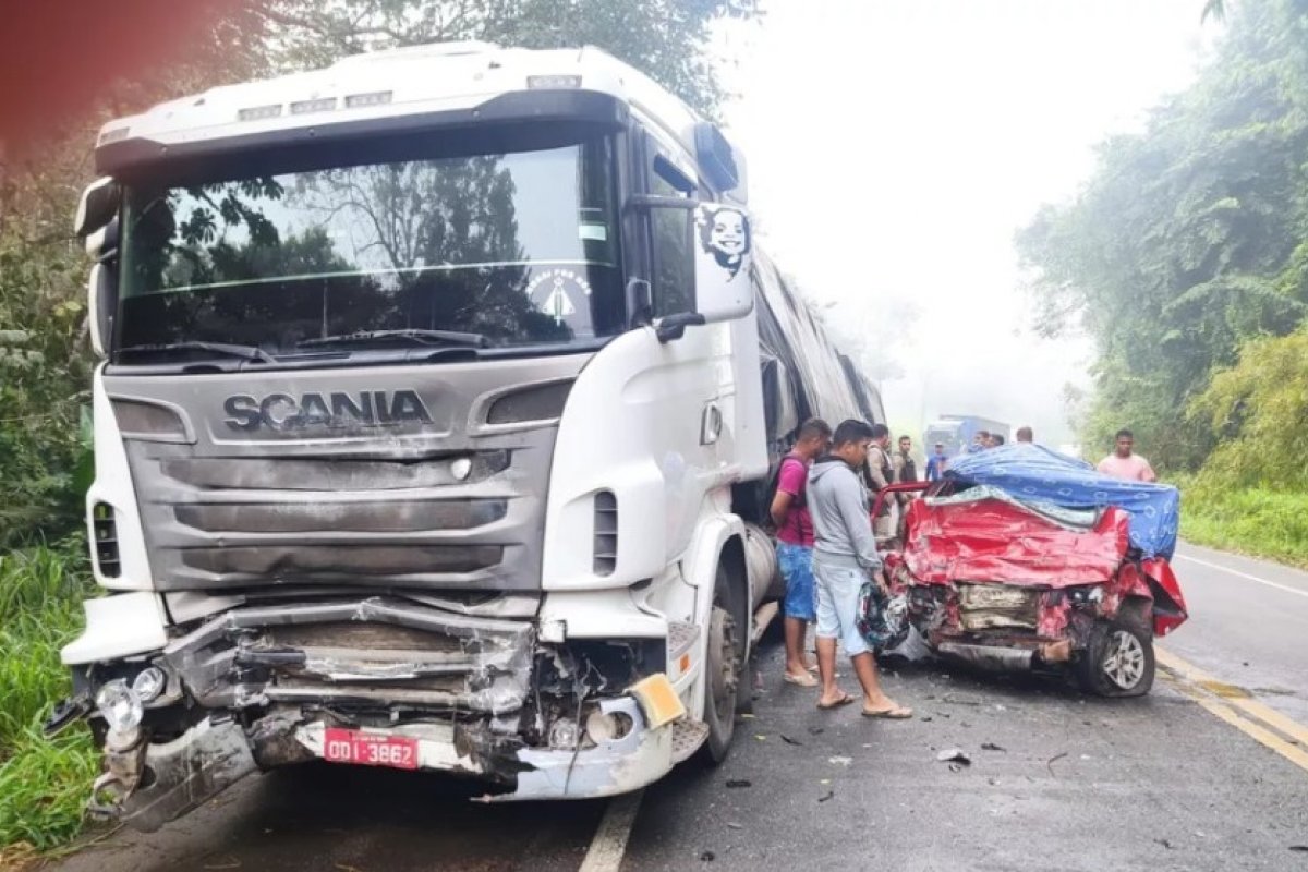Batida entre caminhão e carro de passeio deixa dois mortos no sul da Bahia