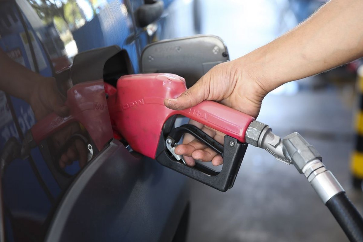 Petrobras anuncia redução de R$ 0,20 no litro do diesel nas distribuidoras 