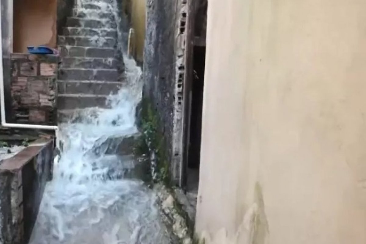 Grande vazamento de água alaga casas em Campinas de Pirajá, em Salvador 