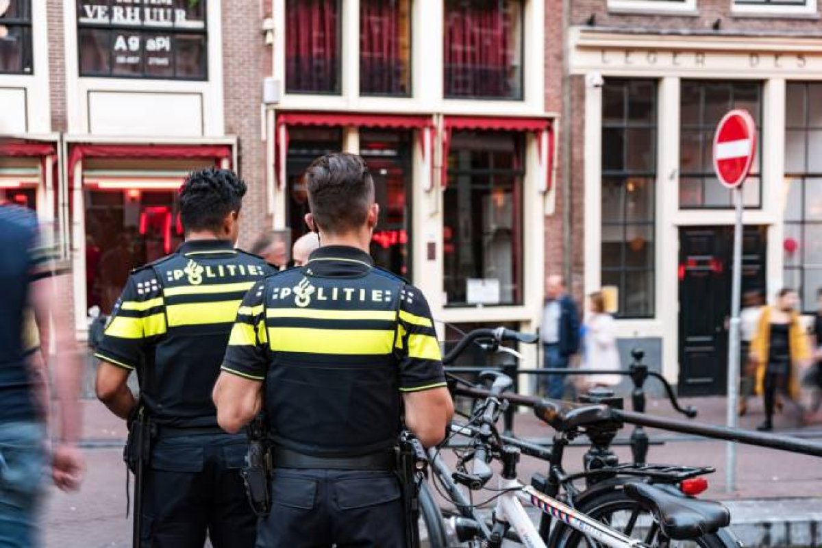 16 imigrantes são encontrados na traseira de um caminhão na Holanda
