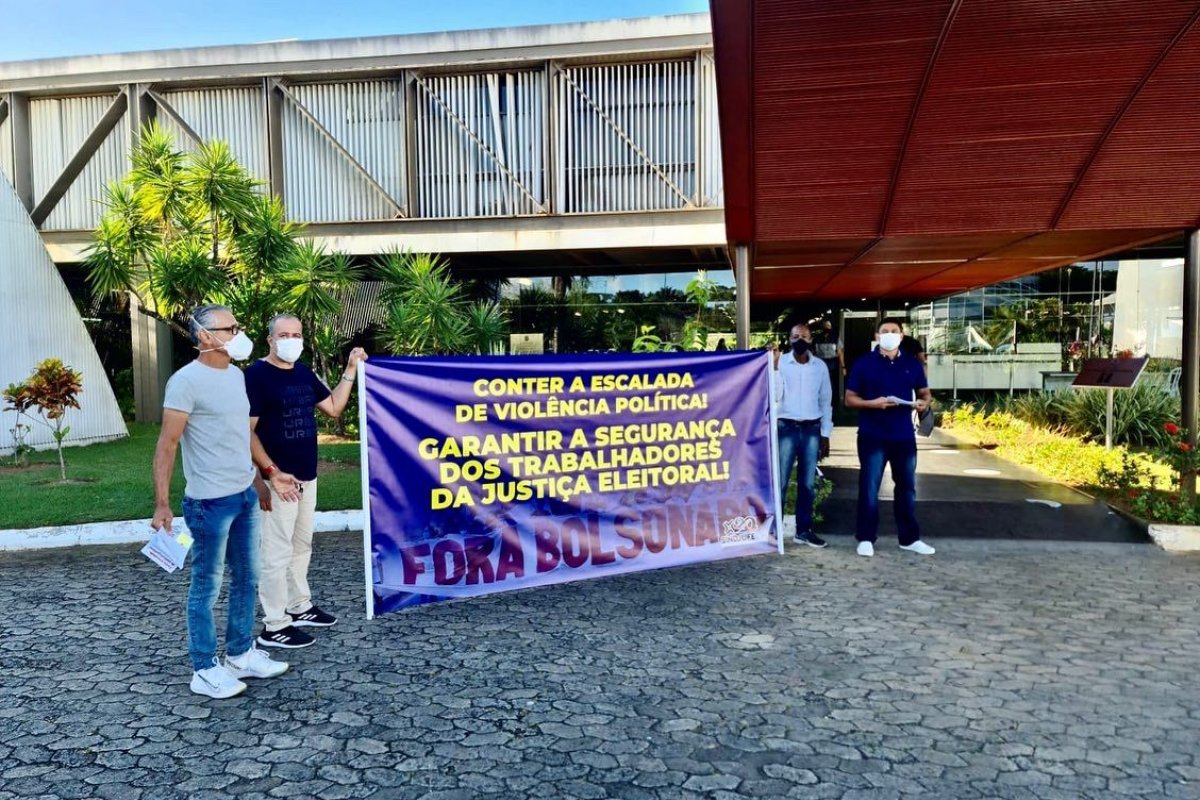 Vídeo: servidores do TRE-BA protestam por medidas de segurança nas eleições 2022