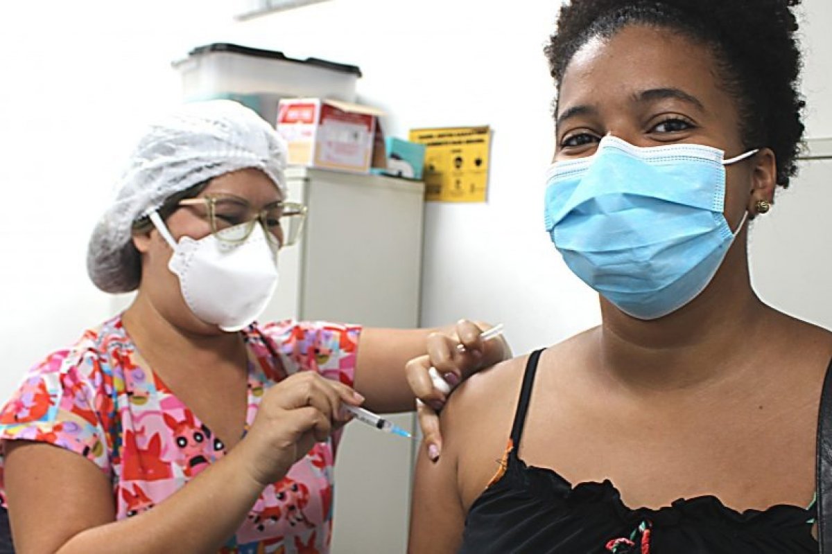 Salvador: vacinação contra Covid-19 e gripe será retomada nesta segunda (8)