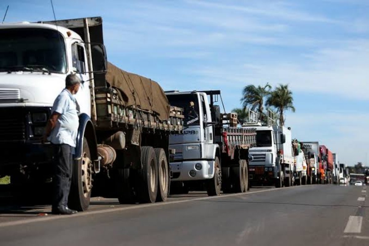 Caminhoneiros receberão primeiras parcelas de benefício nesta terça (9)
