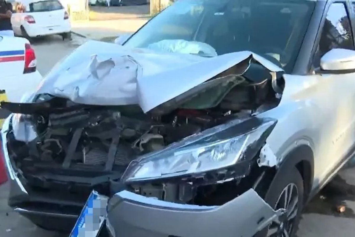 Motorista perde controle de veículo, arrasta caixa coletora de lixo e atinge outros carros