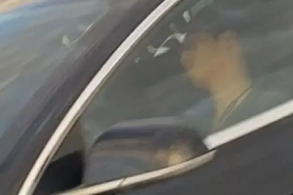 Motorista de carro da Tesla é flagrado dormindo em estrada nos EUA