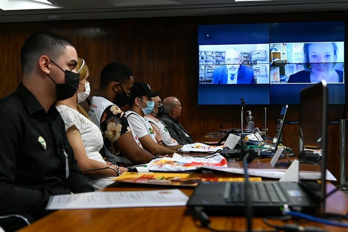 Comissão recebe denúncias de desrespeito a trabalhadores de redes de fast food no Brasil