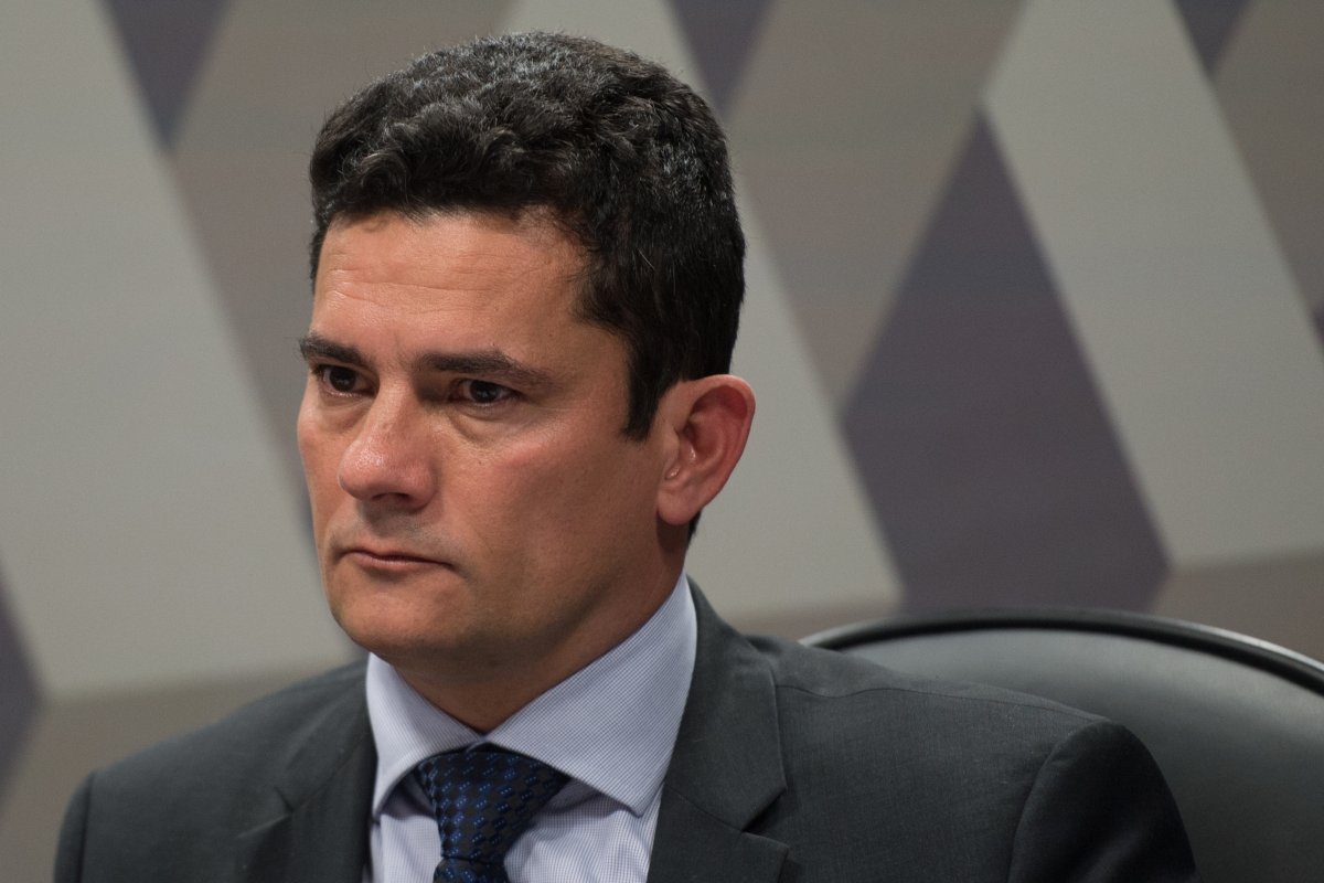 Moro aprova acordo que permite policiais cruzarem fronteiras em caso de perseguição