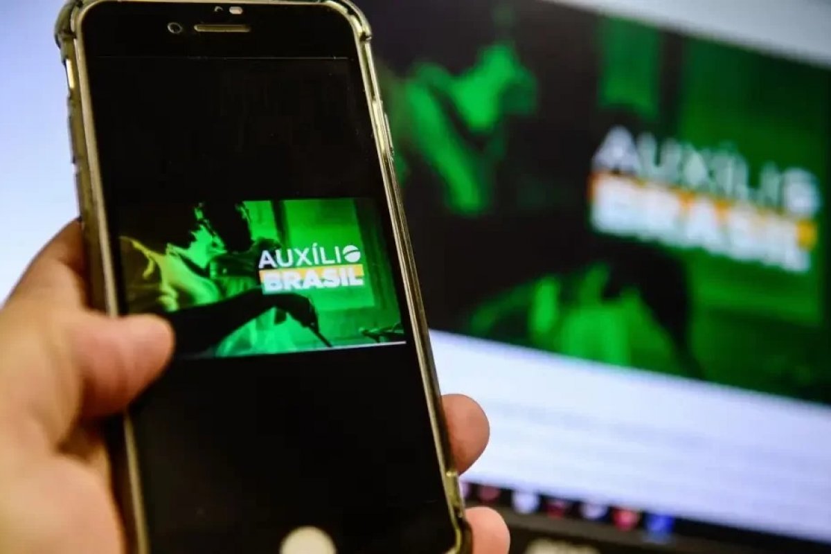Governo edita decreto que regulamenta consignado para beneficiários do Auxílio Brasil