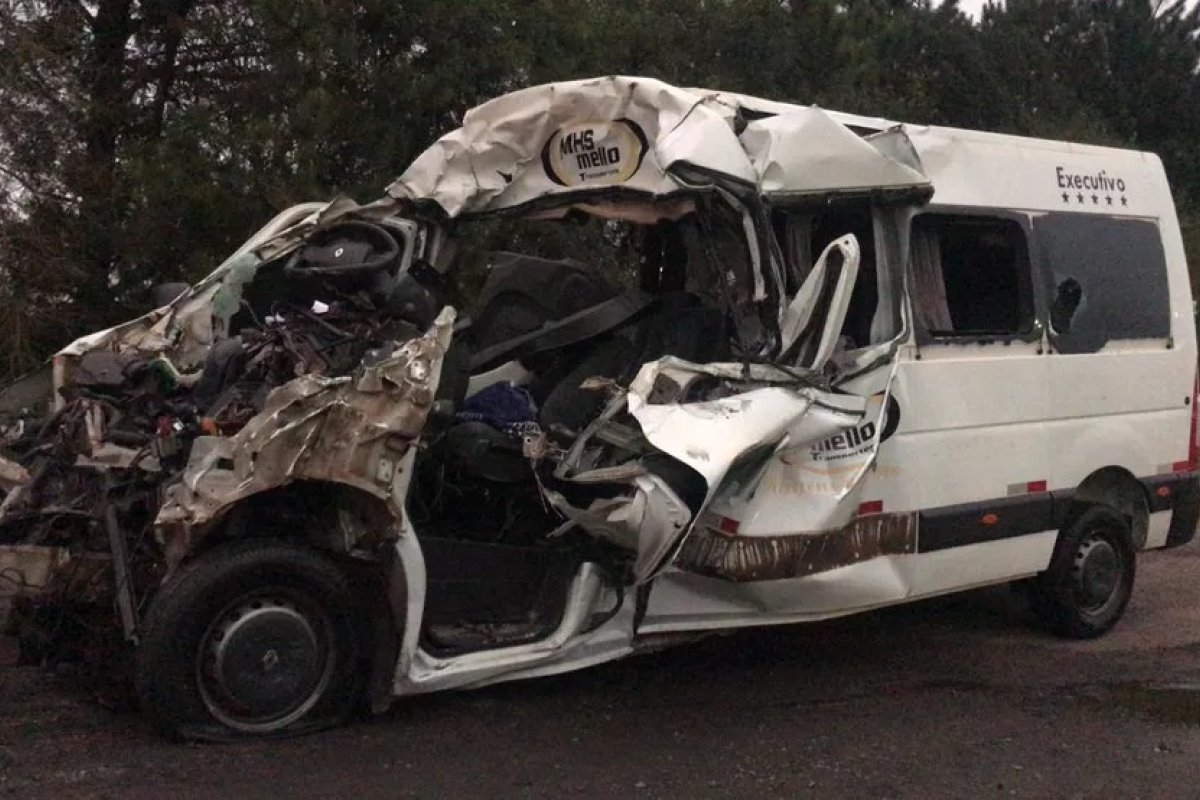 Acidente entre van e caminhão deixa sete mortos na BR-376, no Paraná