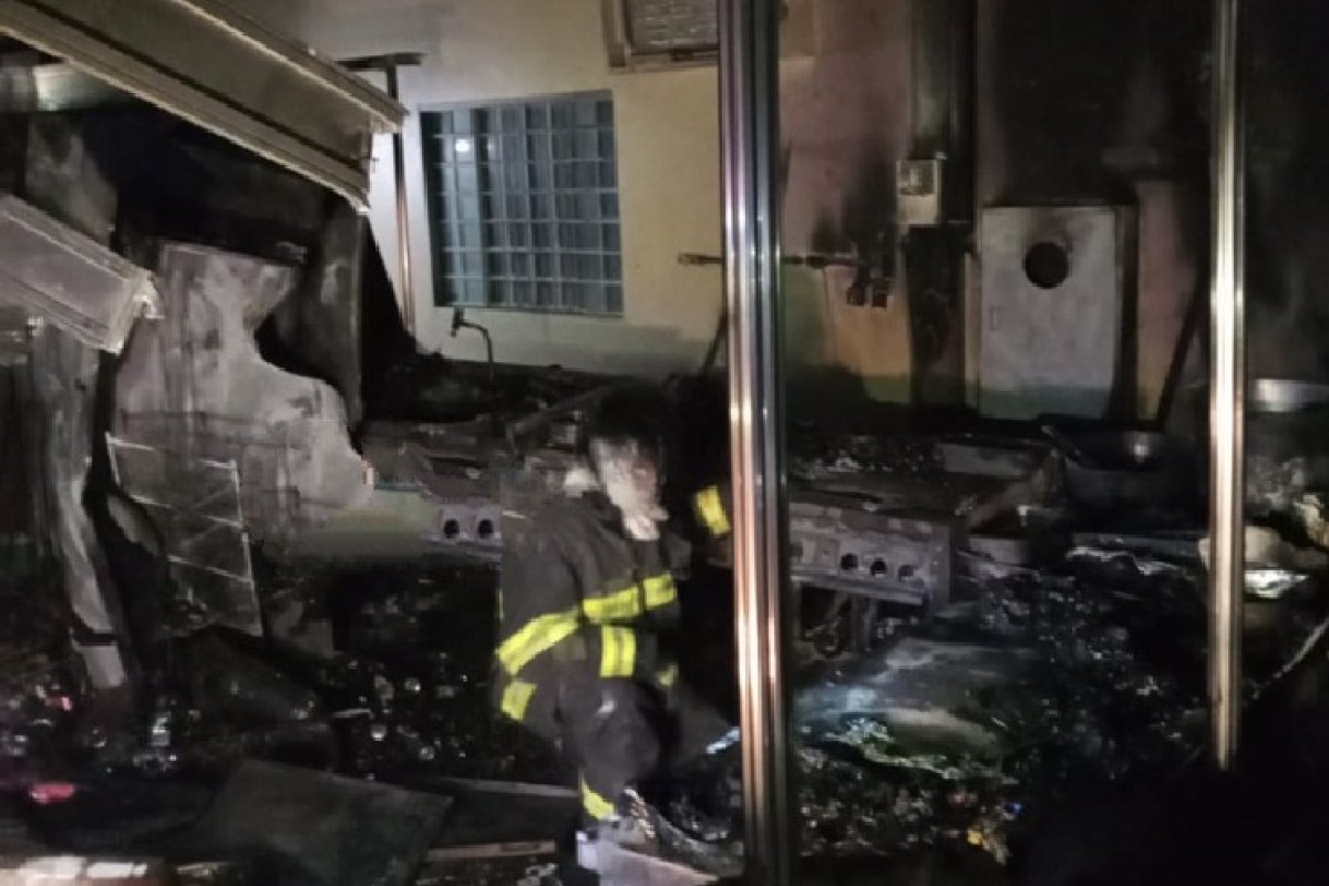Incêndio em feira gastronômica atinge cinco quiosques  