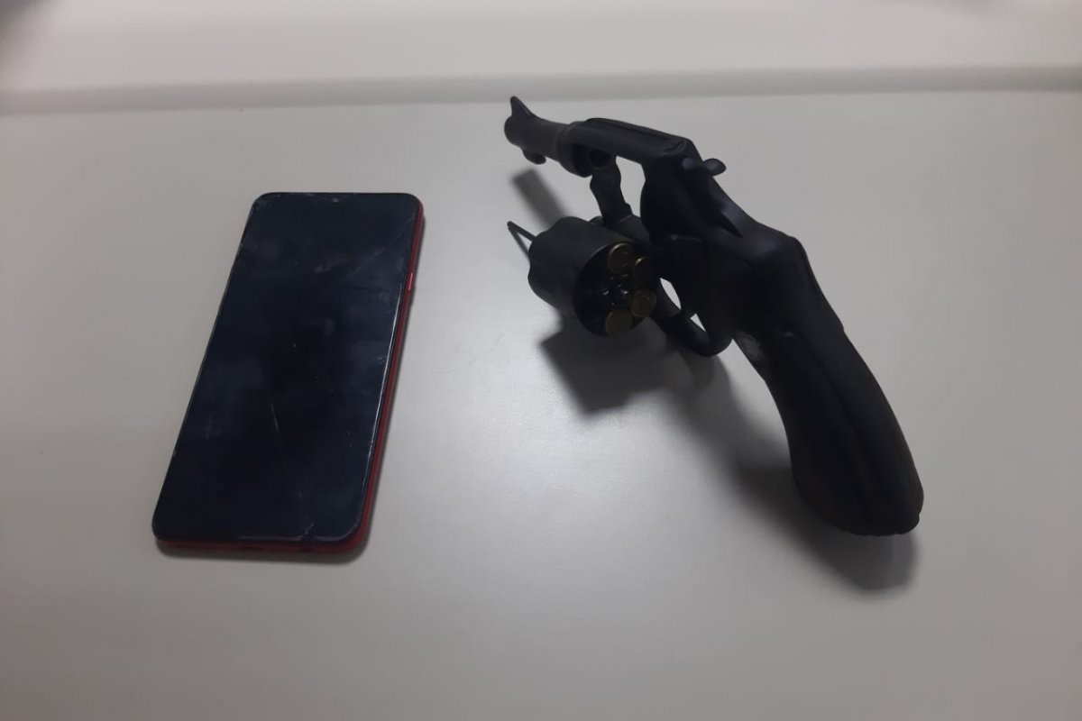 Polícia Militar apreende adolescente armado com carro roubado no Imbuí, em Salvador
