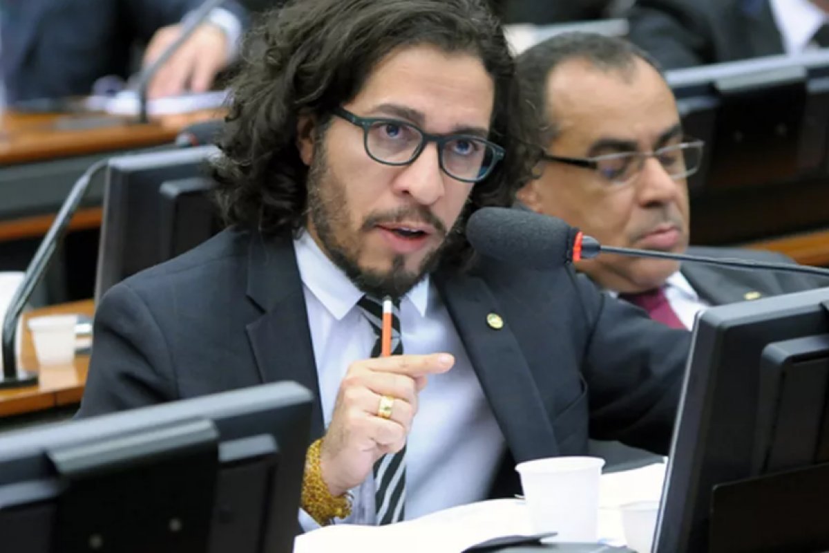 Jean Wyllys terá que pagar indenização de R$ 5 mil para empresário