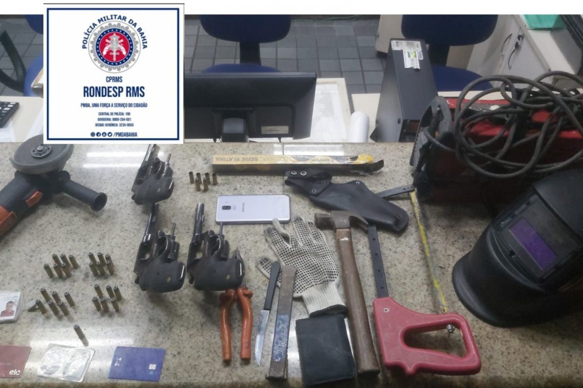 Polícia Militar recupera armas furtadas de agência bancária em Dias D'Ávila (BA)