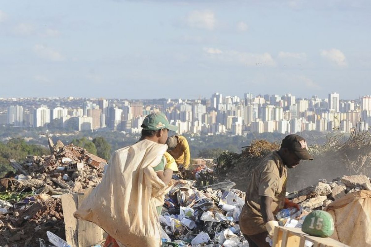 Brasil fica em 1º lugar na produção de lixo, segundo Abrelpe