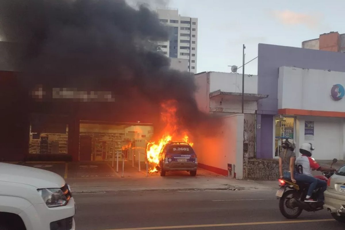 Vídeo: Viatura fica destruída após pegar fogo no bairro em Brotas, em Salvador
