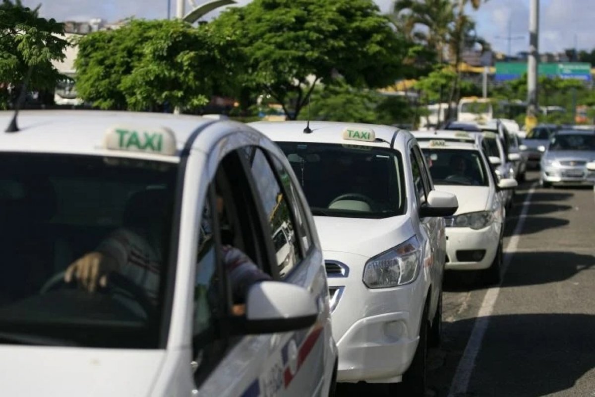 Veja o calendário do Auxílio Taxista; benefício começa a ser pago hoje (16)