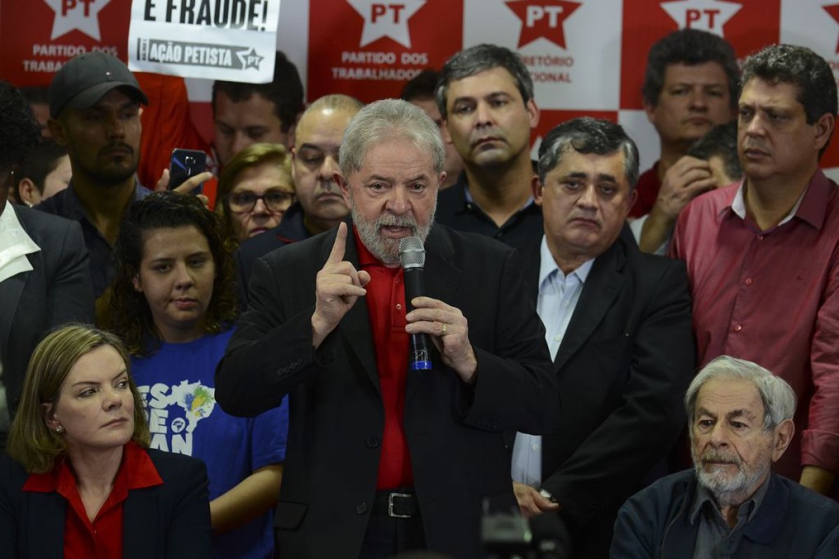 Após 1 ano e 7 meses, o ex-presidente Lula deixa a prisão em Curitiba 