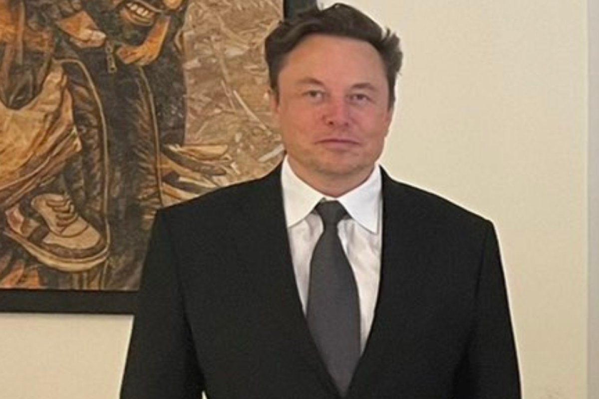Elon Musk diz que vai comprar o Manchester United e depois desmente 