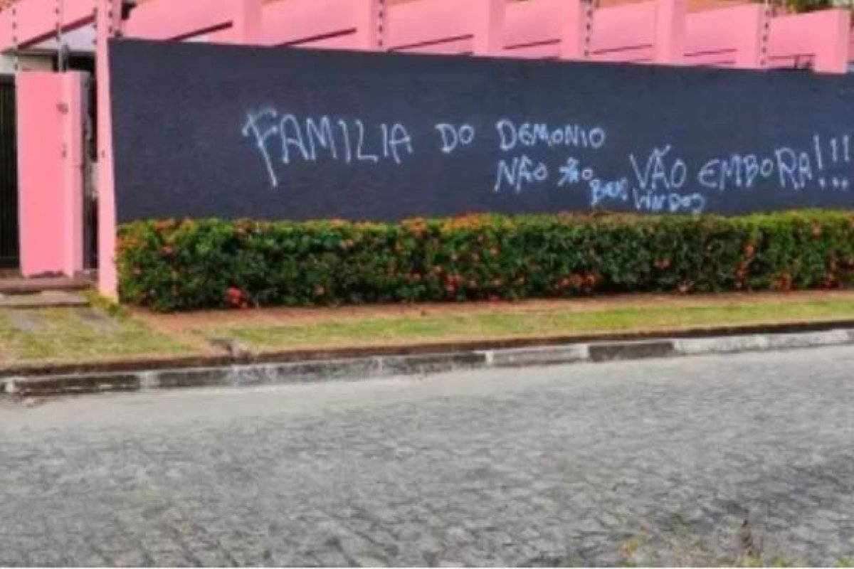 Modelo casado com 8 mulheres tem muro de mansão pichado em João Pessoa: “Família do demônio”