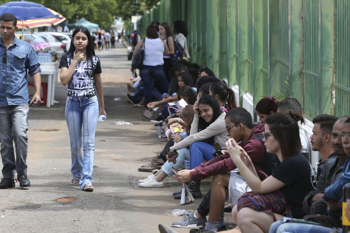 Brasil tem 707 mil jovens que estudam e trabalham, diz levantamento