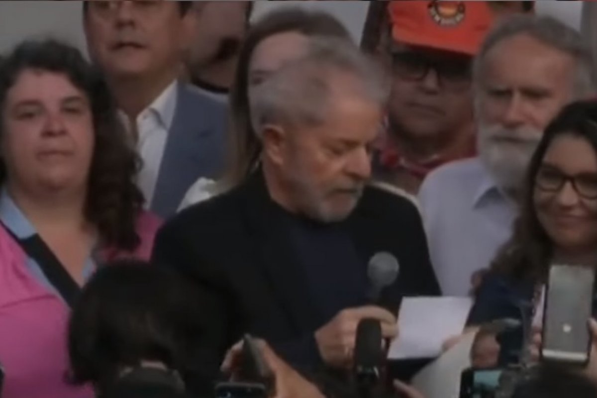 No primeiro discurso após prisão, Lula ataca MPF, PF e Receita Federal 