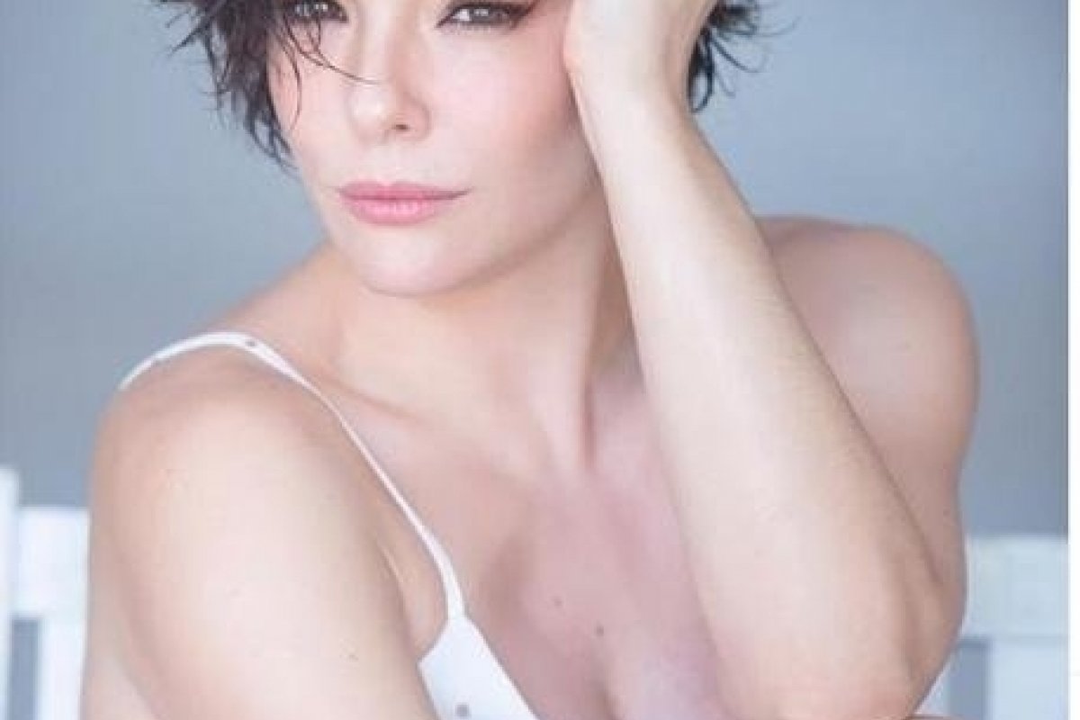 Aos 41 anos,  Regiane Alves surge deslumbrante de maiô branco 