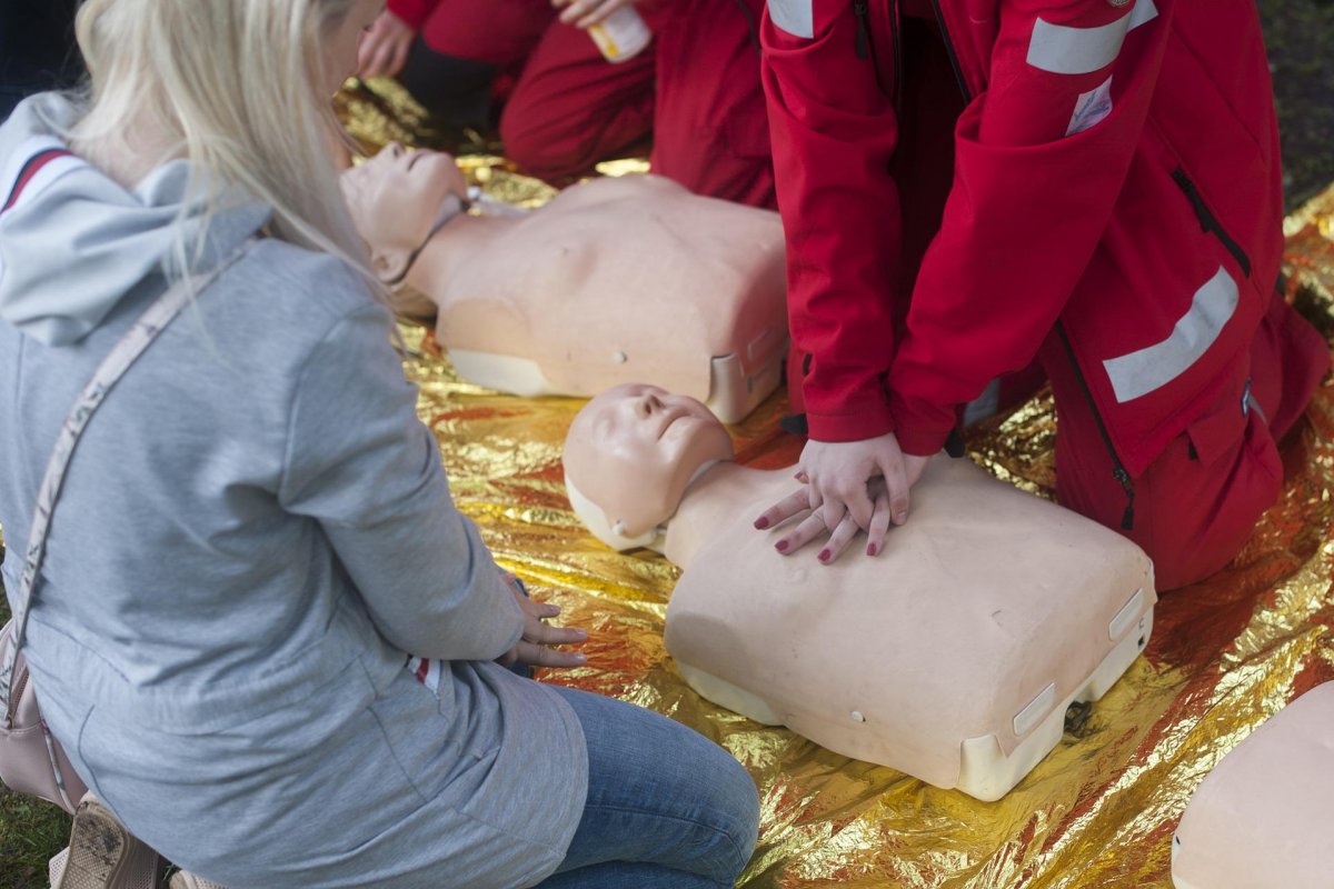 Alunos da UFBA fazem demonstração da reanimação pulmonar no Shopping Bela Vista