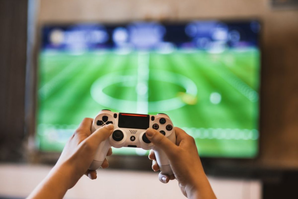 Jogar videogame pode melhorar funcionamento do cérebro, aponta estudo