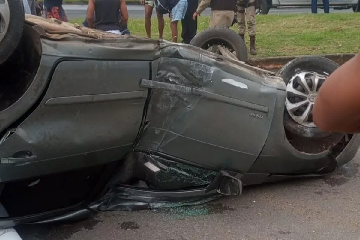 Em Salvador, motorista fica ferido após capotar carro e bater em poste