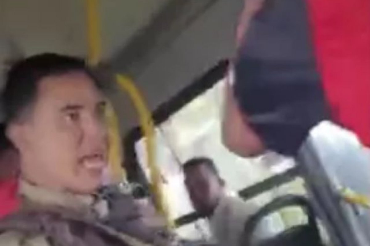 Vídeo: PM agride torcedor do Vitória com tapa no rosto dentro de ônibus em Salvador